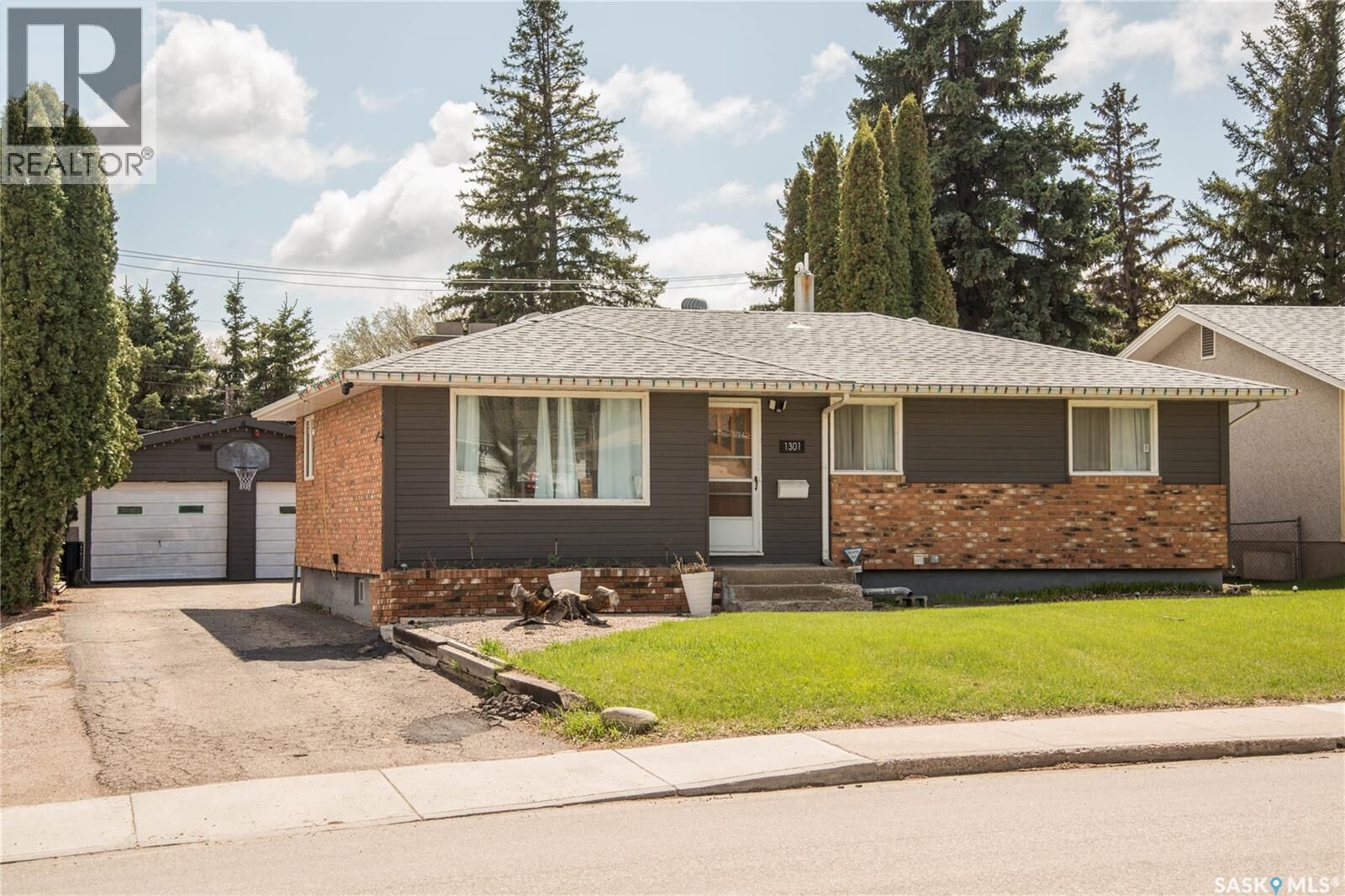 Property Photo:  1301 33rd Street W  SK S7L 0X1 