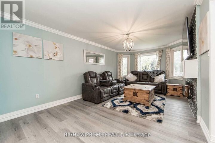 Property Photo:  376 Kelly Crescent Main  ON L3Y 7K2 