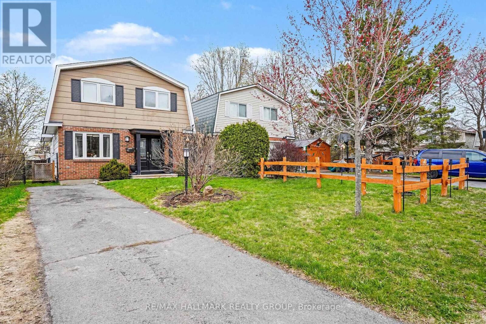 Property Photo:  62 Priam Way  ON K2H 8S8 
