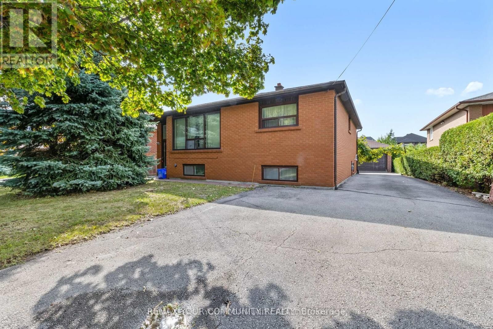 Property Photo: 221 Elgin Mills Road West ON L4C 4M1