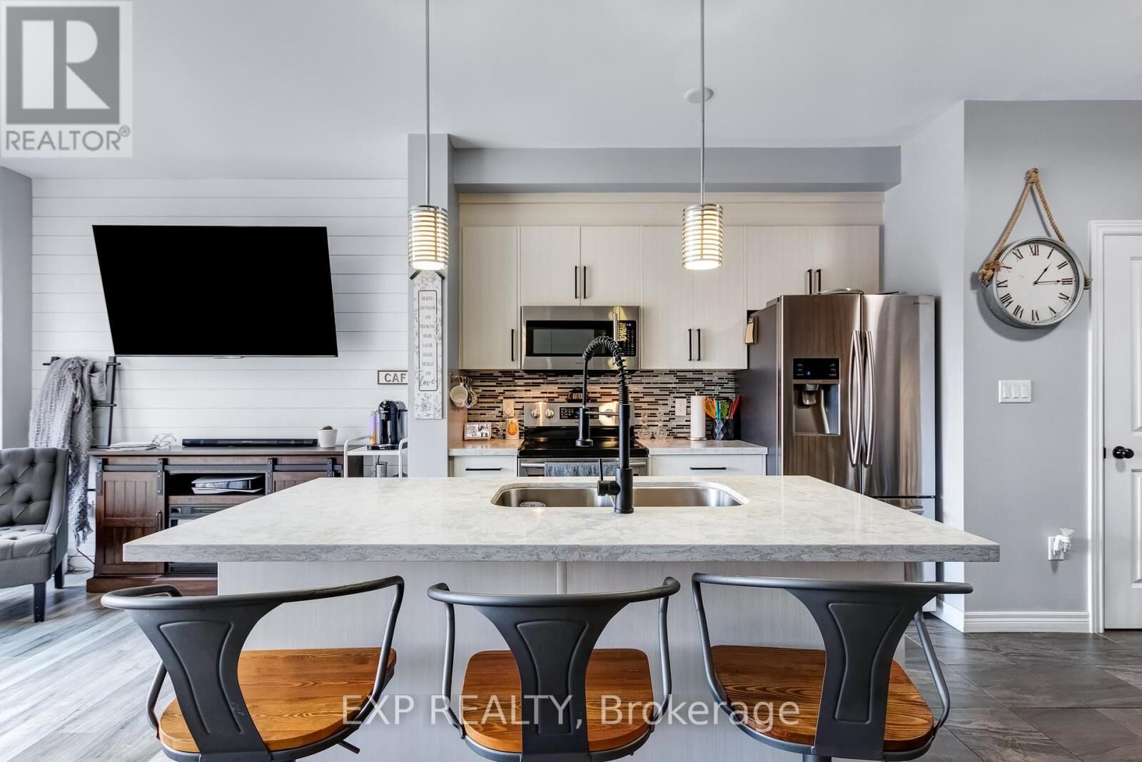 Property Photo:  688 Dunn Avenue  ON L8H 6M6 