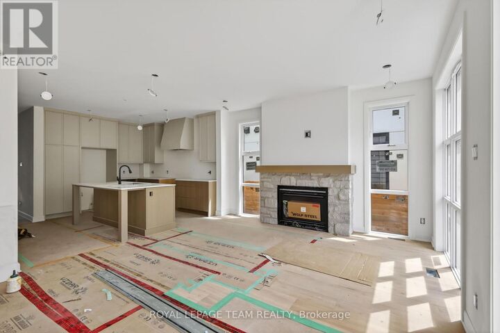 Property Photo:  608 Tweedsmuir Avenue A  ON K1Z 5P3 