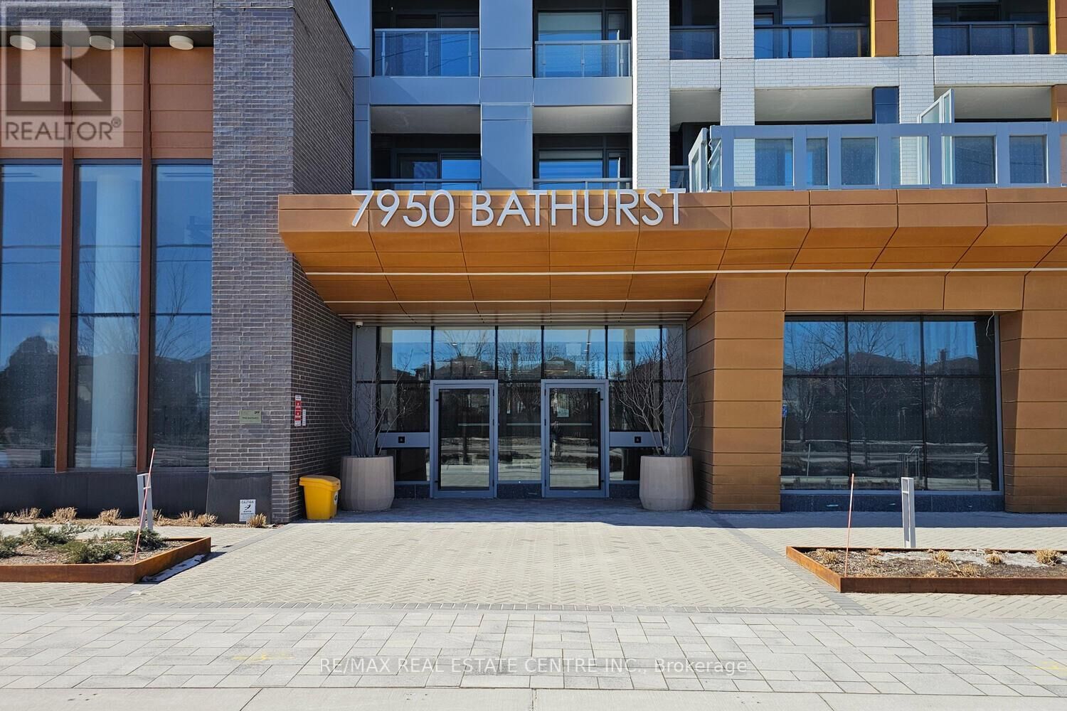 Property Photo: 7950 Bathurst Street 416 ON L4J 0L4