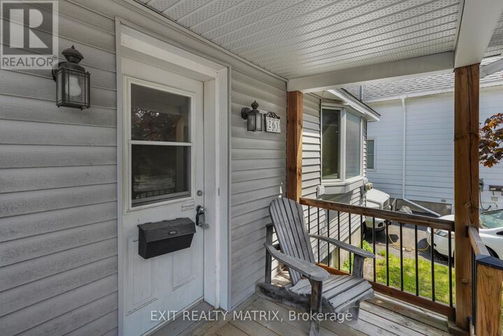 Property Photo:  261 Montfort Street  ON K1L 5P1 