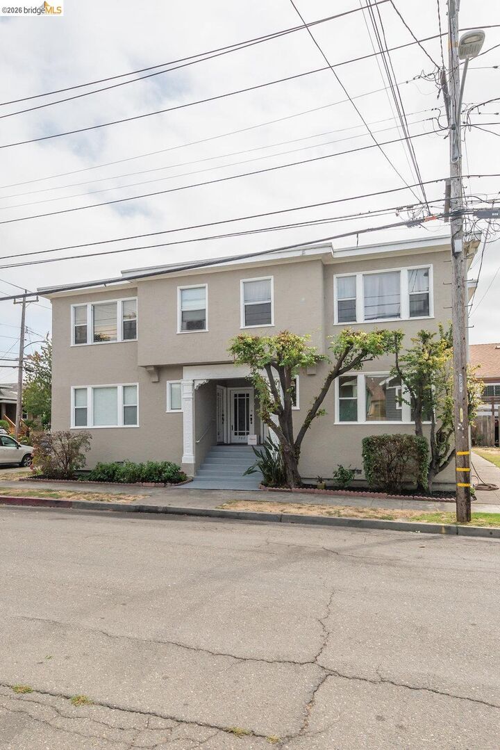 Property Photo:  707 Aileen St  CA 94609 