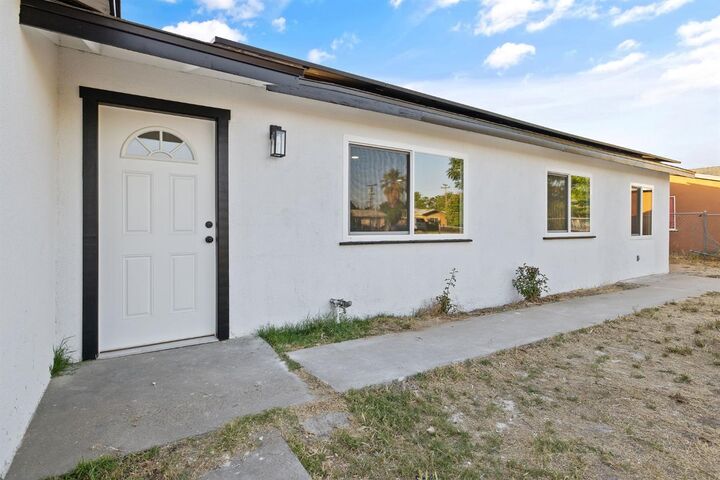 Property Photo:  8728 E Khan Street  CA 93662 