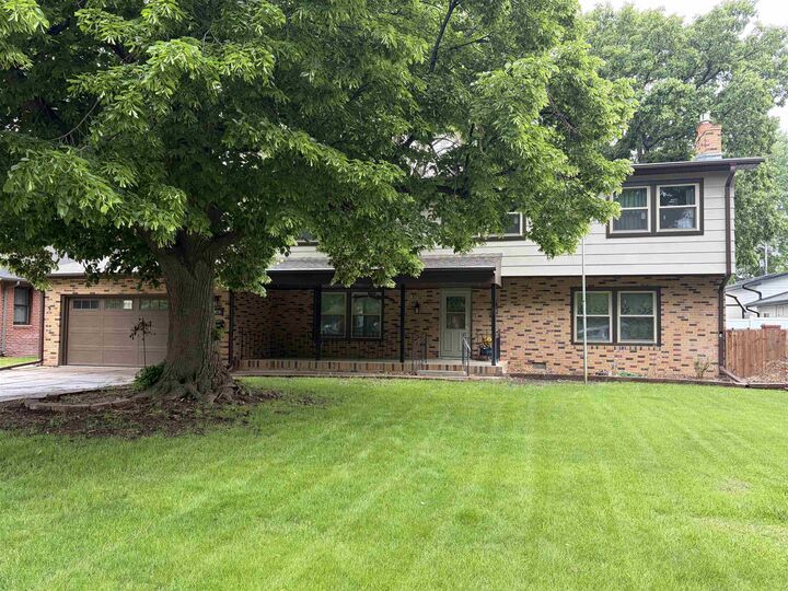 Property Photo: 1020 E 2nd NE 69101