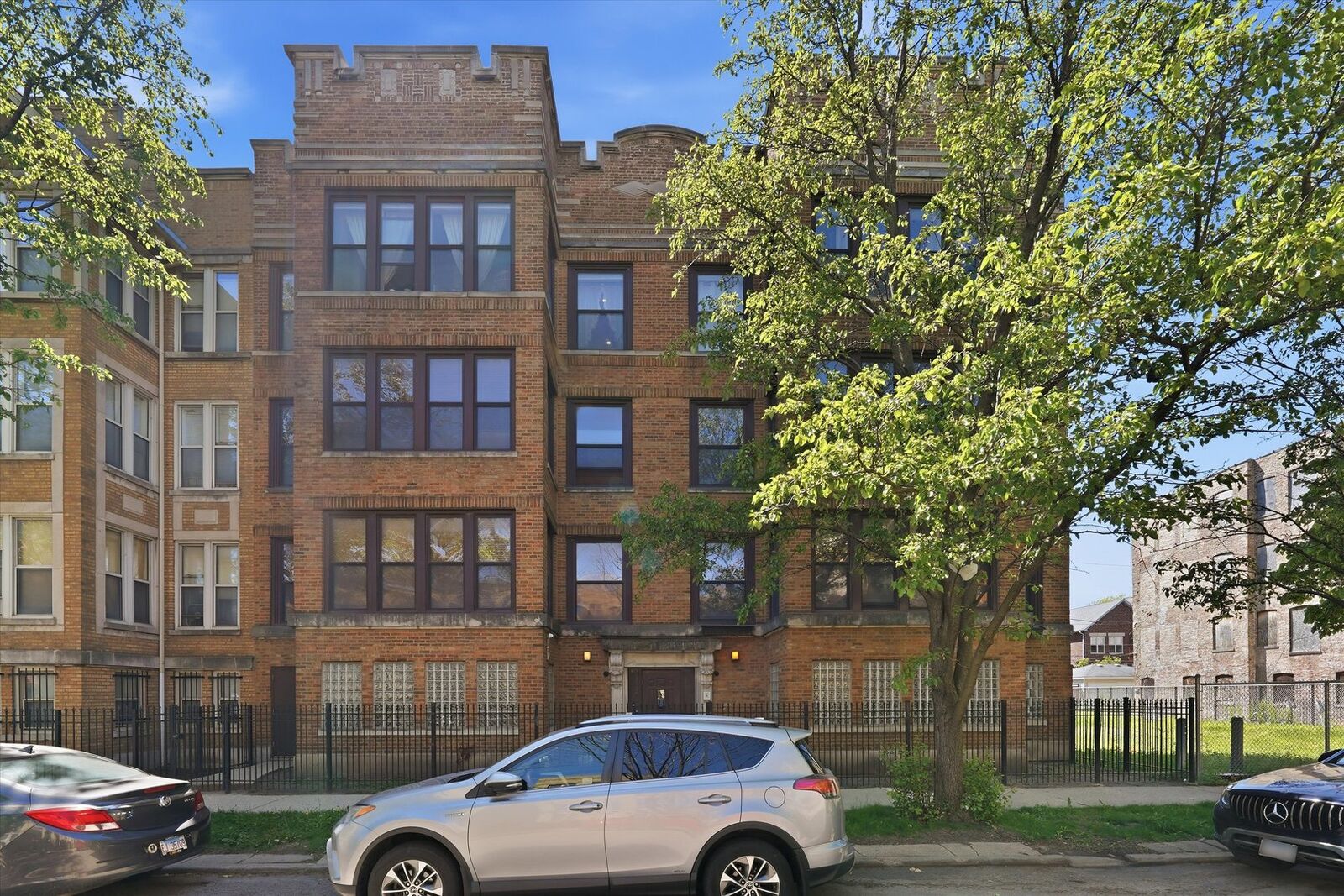 Property Photo: 4740 S Ingleside Avenue 3S IL 60615
