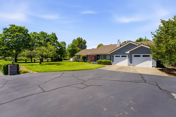 Property Photo: 992 Auby Way OR 97527