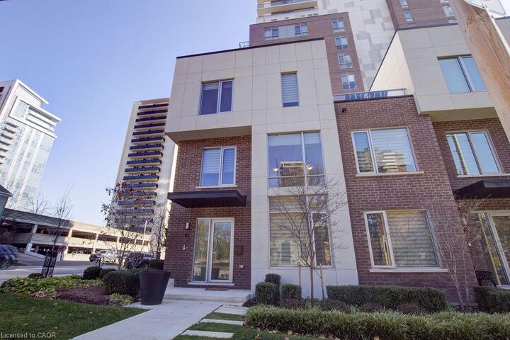 Property Photo:  81 High Street E  ON L5G 1K3 