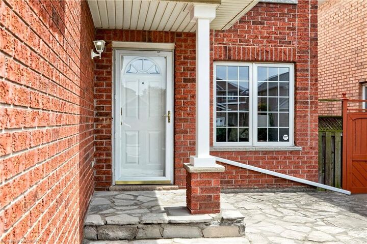 Property Photo: 39 Distin Drive ON L9A 5K4