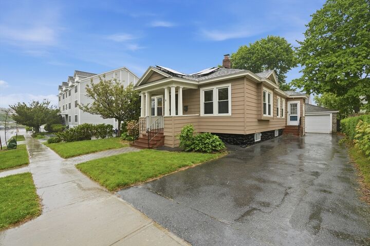 Property Photo:  8 Carver Street  MA 01604 
