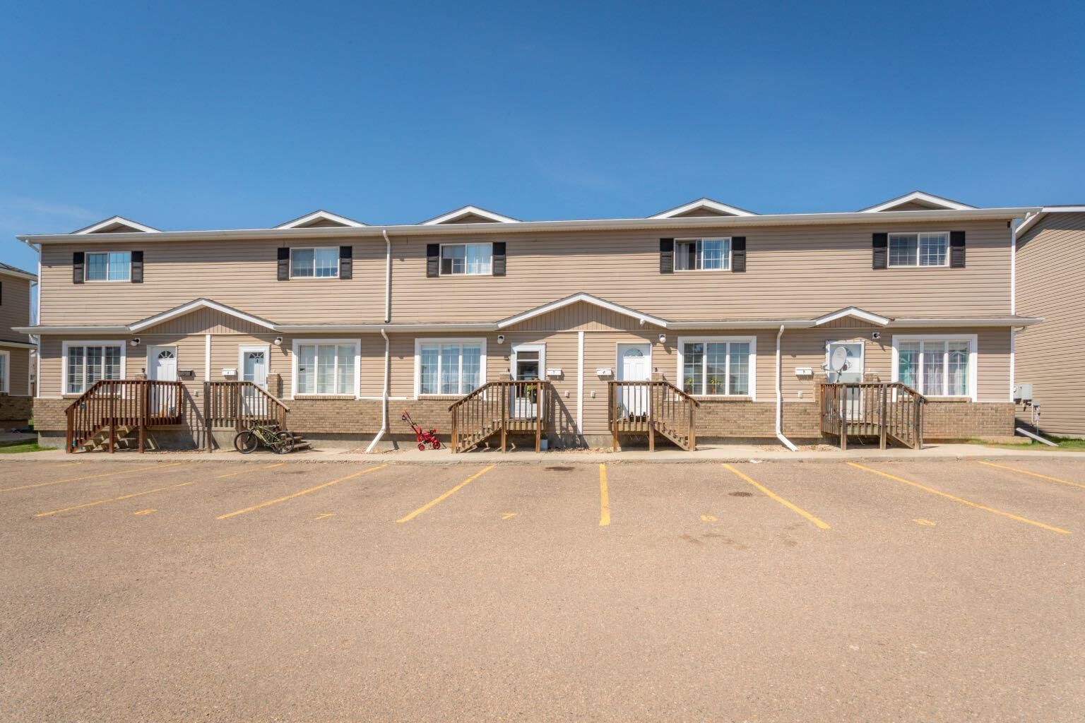Property Photo: 4728 18 Street 8 SK S9V 1N9