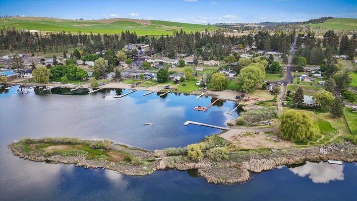 Property Photo:  10918 S Pinecroft Rd  WA 99022 