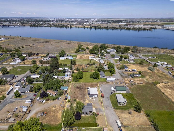Property Photo:  198506 E 7th Ave  WA 99337 
