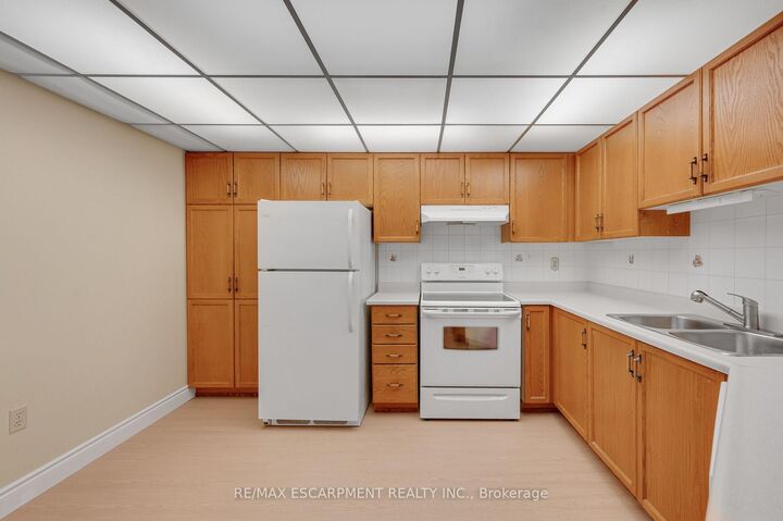 Property Photo: 5070 Pinedale Avenue 302 ON L7L 5V6