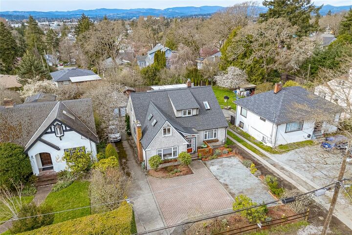 Property Photo:  3650 Quadra St  BC V8X 1H4 