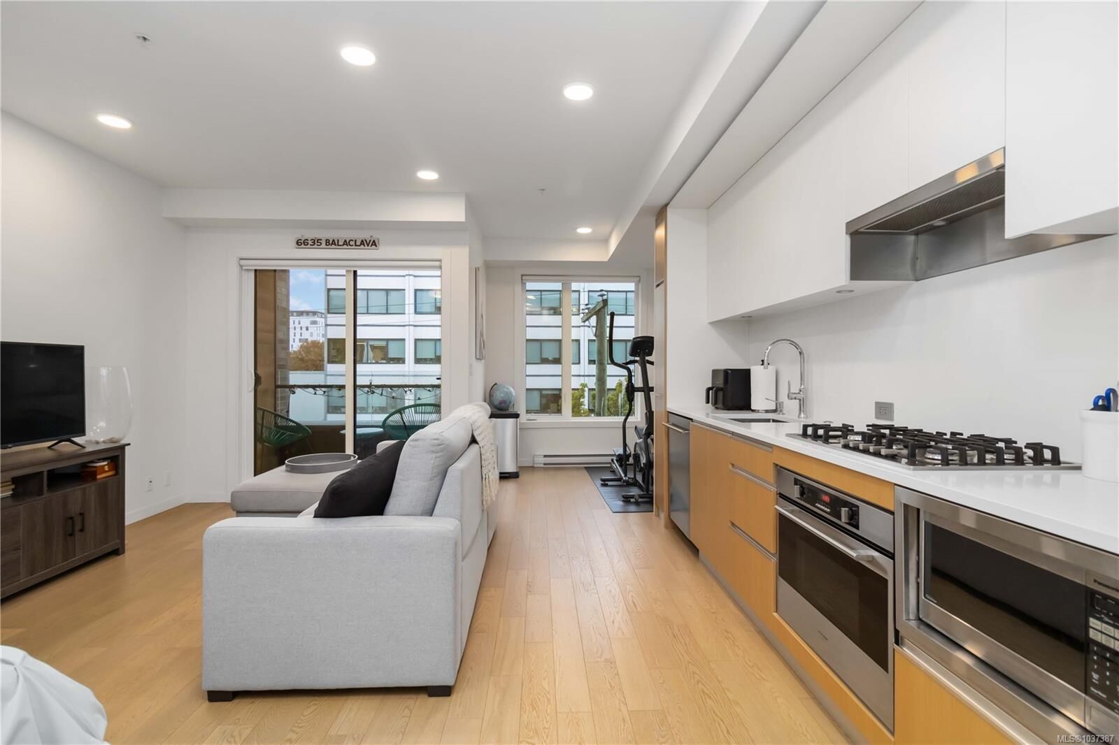 Property Photo:  1033 Cook St 409  BC V8V 0E1 