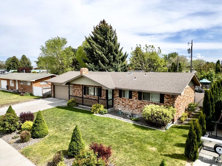 Property Photo:  1053 E 18th St.  ID 83318 