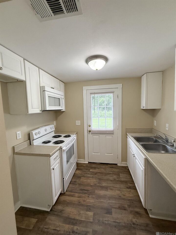 Property Photo: 9347 Bimini Dr LA 70810