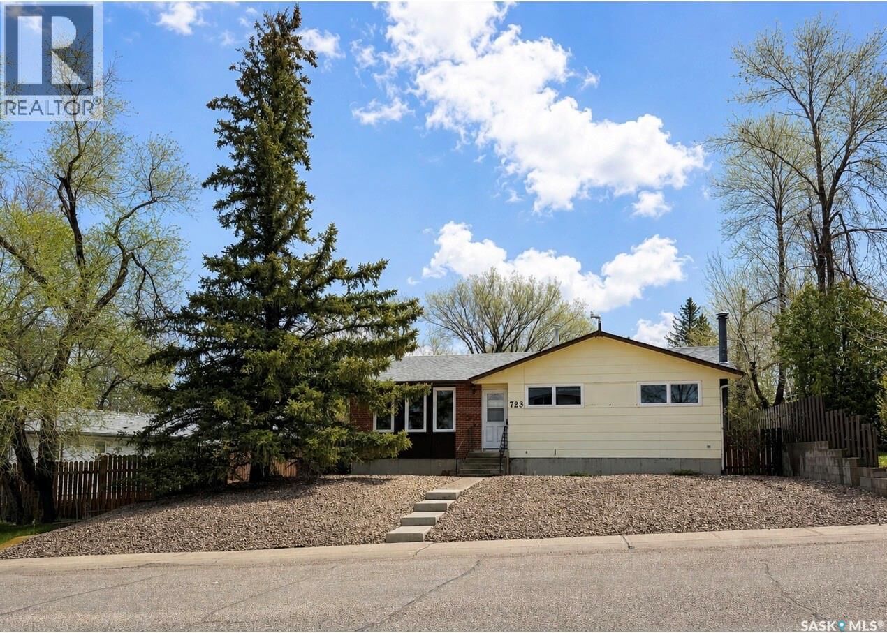 Property Photo:  723 Field Drive  SK S9H 4C4 