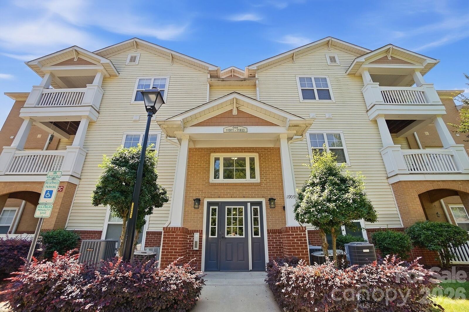 Property Photo: 11919 Ridgeway Park Drive NC 28277