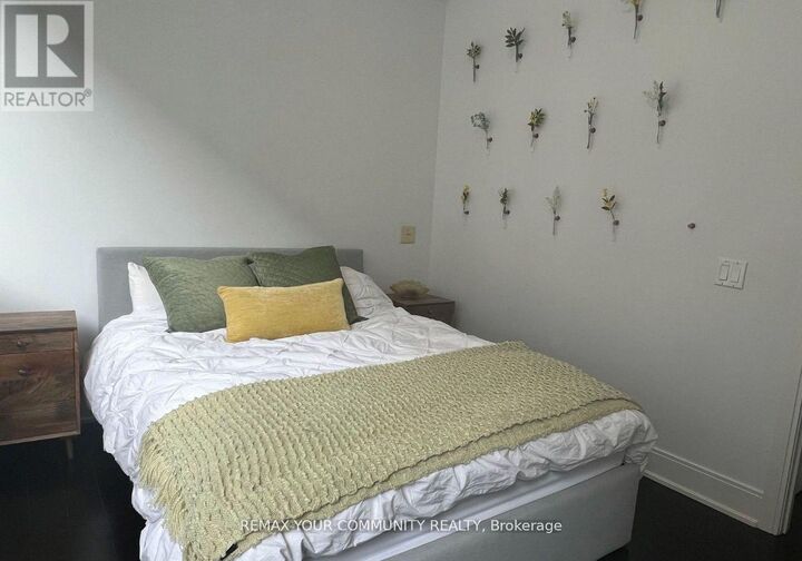 Property Photo:  21 Balmuto Street 1106  ON M4Y 1W4 