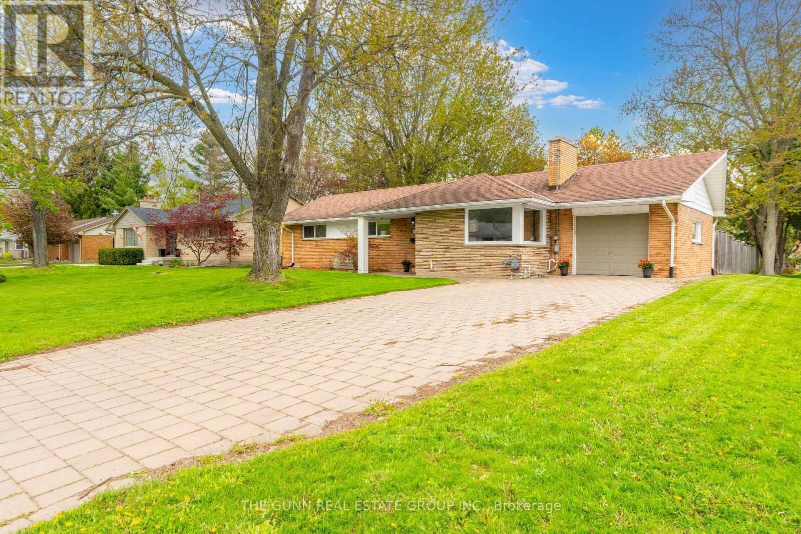 Property Photo:  583 Oakridge Drive  ON N6H 3G3 
