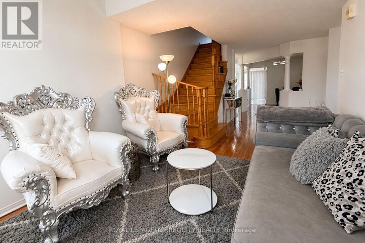 Property Photo: 1215 Wadebridge Crescent Upper ON L1K 2V5