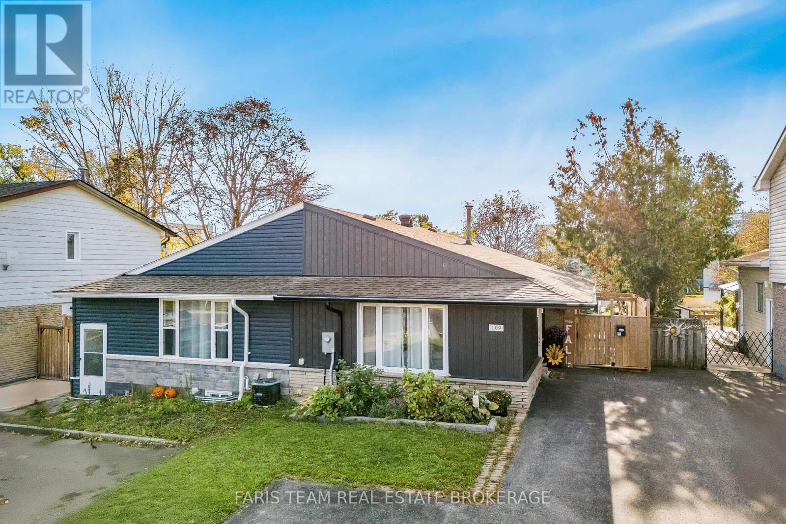 Property Photo:  109 Daphne Crescent  ON L4M 2Y7 