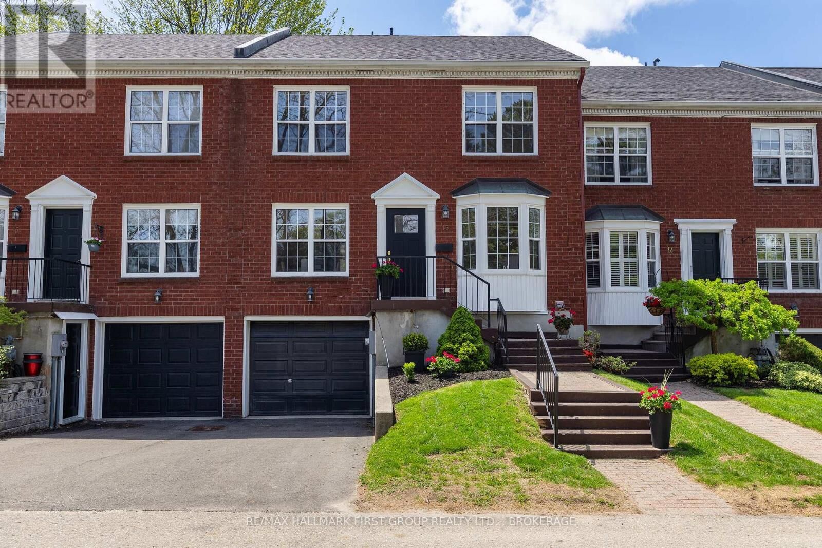 Property Photo: 15 Country Club Place ON K6V 6T7