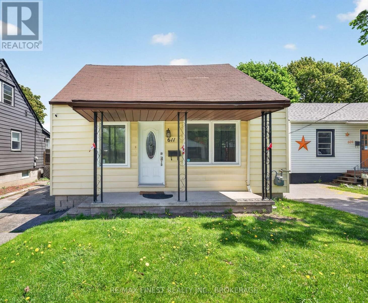 Property Photo:  611 Alfred Street  ON K7K 4J8 