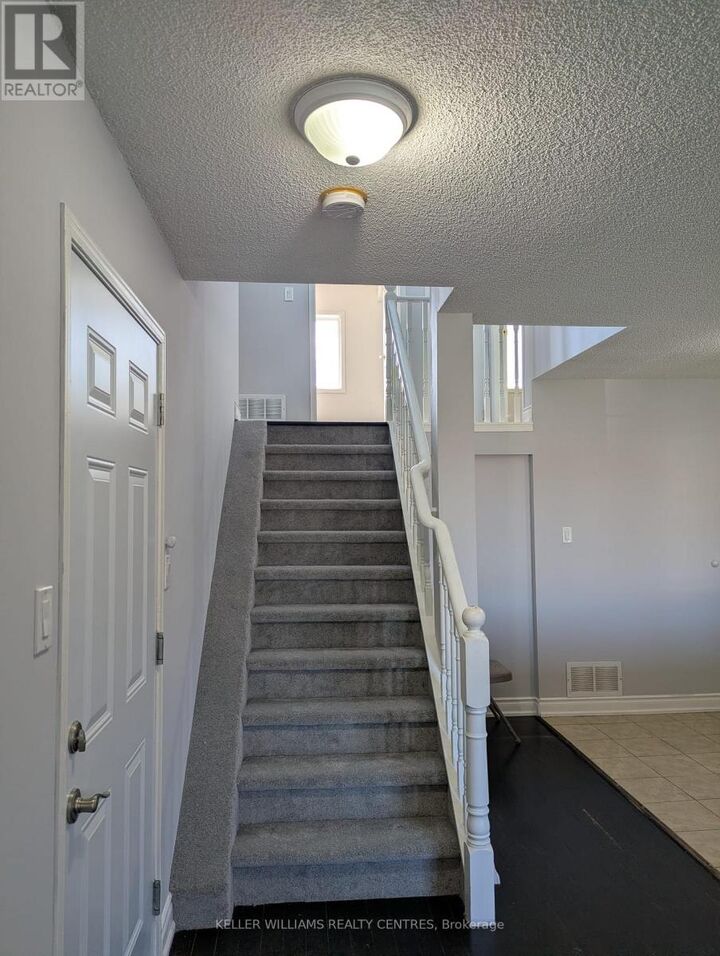 Property Photo:  152 Madelaine Drive Upper  ON L4N 0N1 