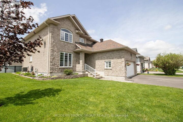 Property Photo: 1000 Crestwood Drive ON K6V 7N1