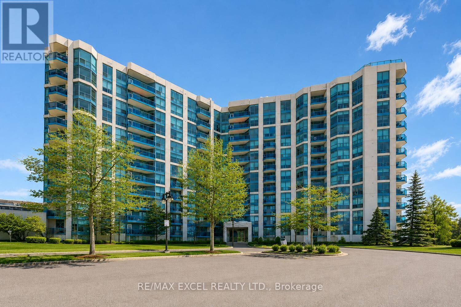 Property Photo:  340 Watson Street West 916  ON L1N 9G1 