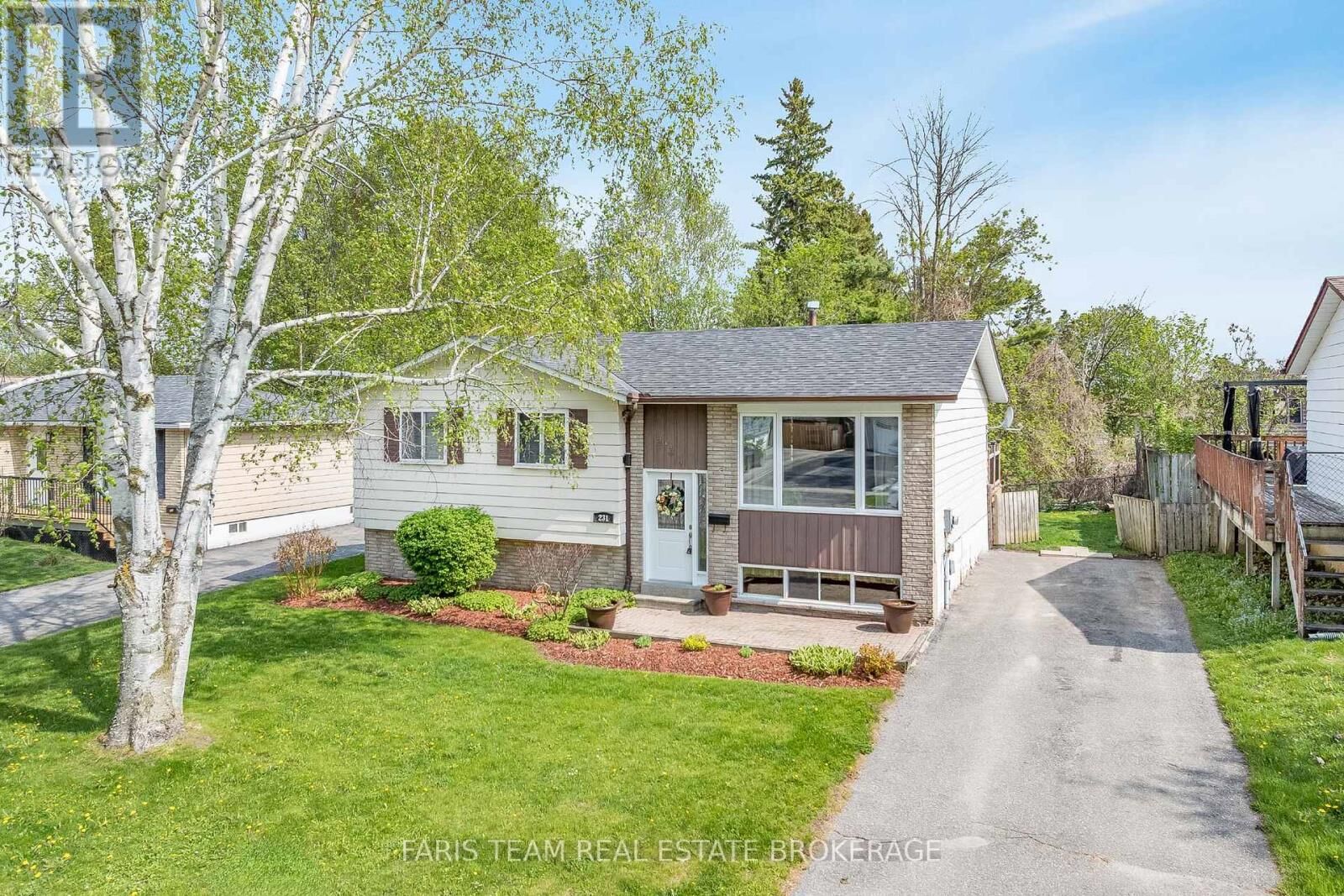 Property Photo: 231 Chaingate Drive ON L4R 4S4