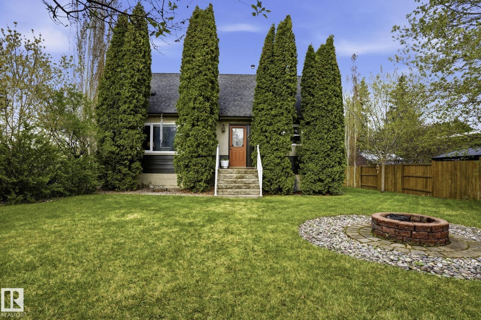 Property Photo: 4 Langley Dr AB T8L 2L5