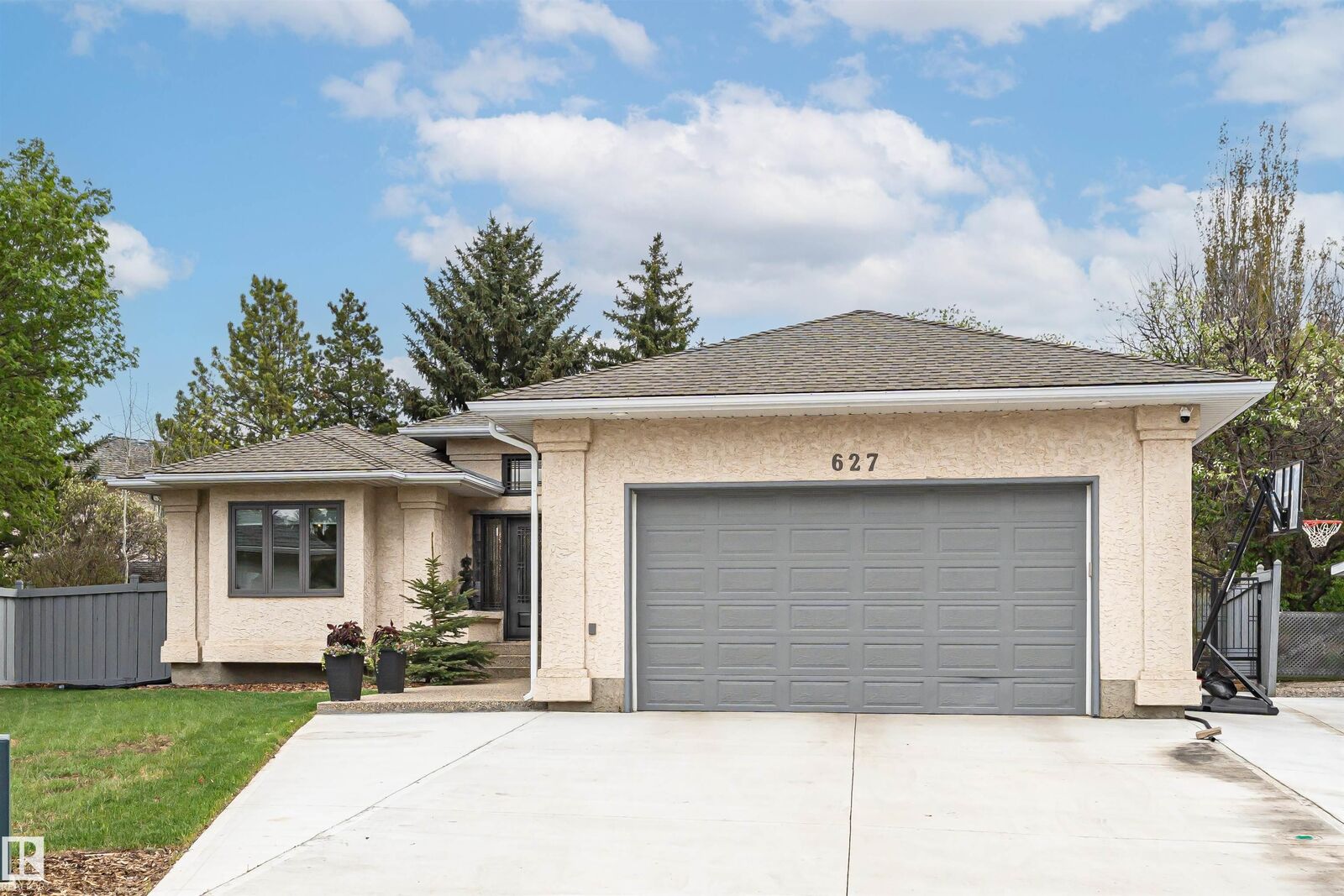 Property Photo:  627 Forest Lane NW  AB T6R 2C4 