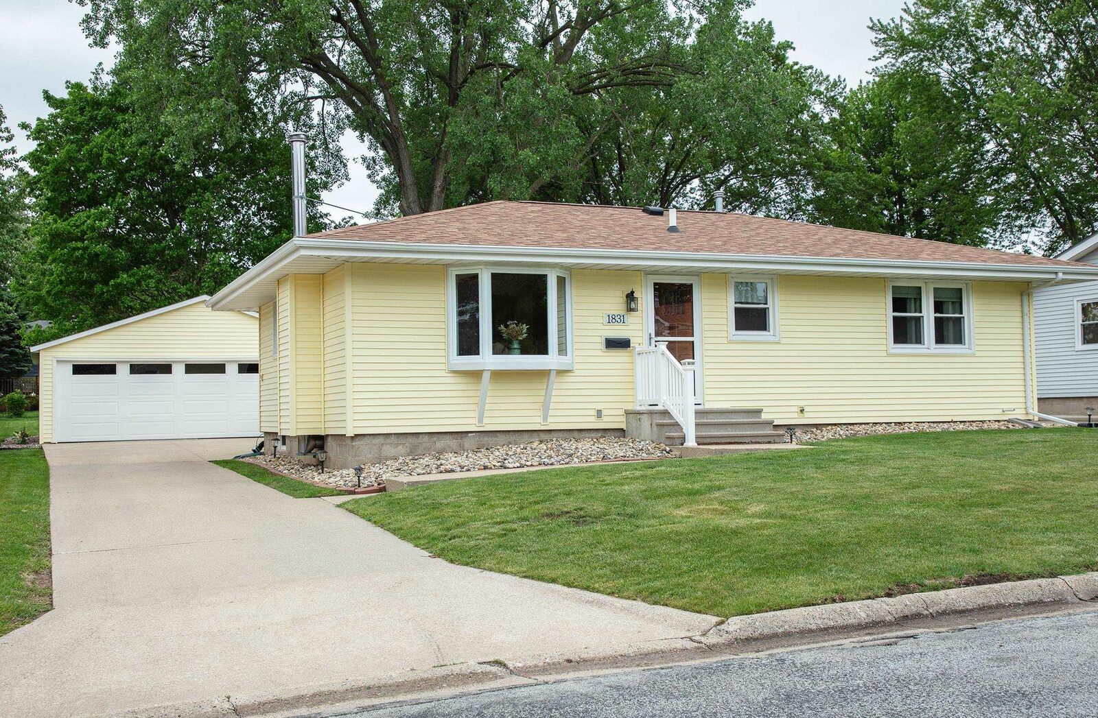 Property Photo:  1831 4th Ave NW  IA 50677 
