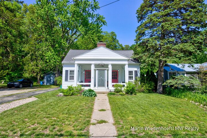 Property Photo:  722 Lake Street  MI 49453-9435 
