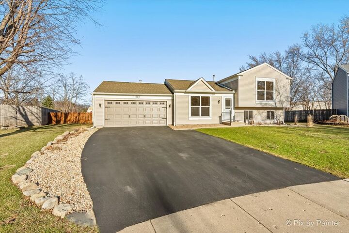 Property Photo:  1502 Sawgrass Court  IL 60123 