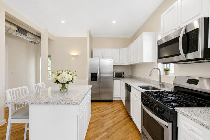 Property Photo:  1549 W Barry Avenue 2  IL 60657 