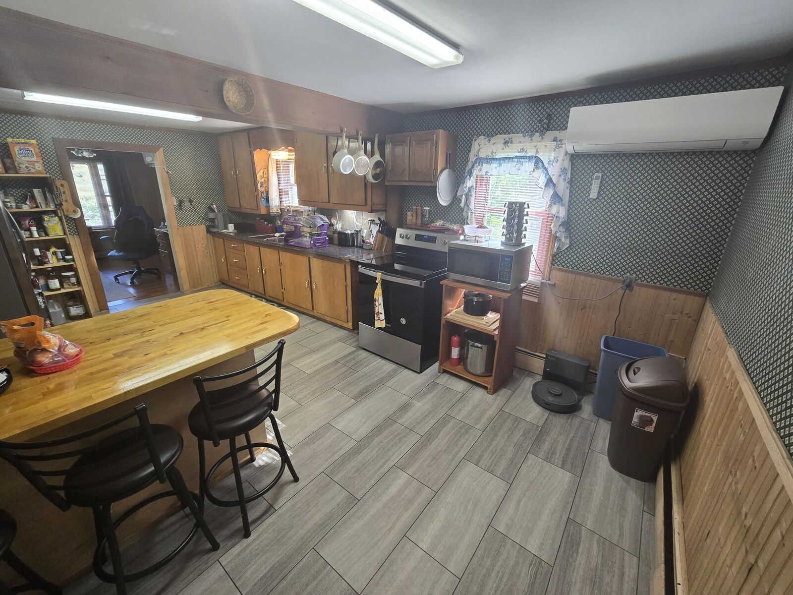 Property Photo: 471 W Broadway ME 04457