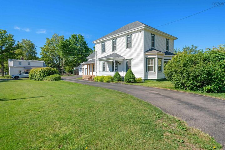 Property Photo: 6 Hamilton Avenue NS B0N 1C0