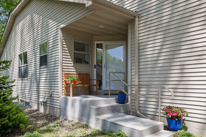 Property Photo:  913 Oakwood Heights Circle  MN 55123 