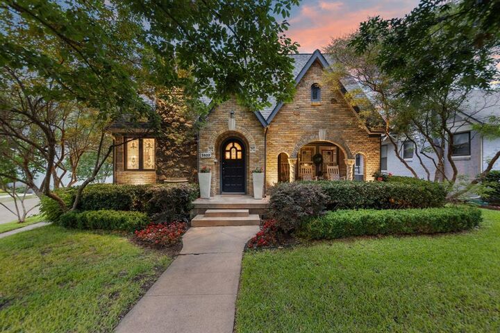 Property Photo: 5603 Vanderbilt Avenue TX 75206
