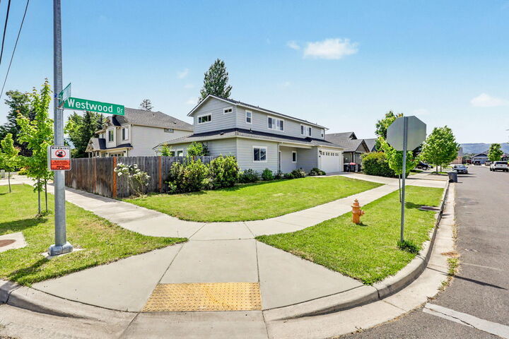 Property Photo:  2201 Westwood Drive  OR 97501 