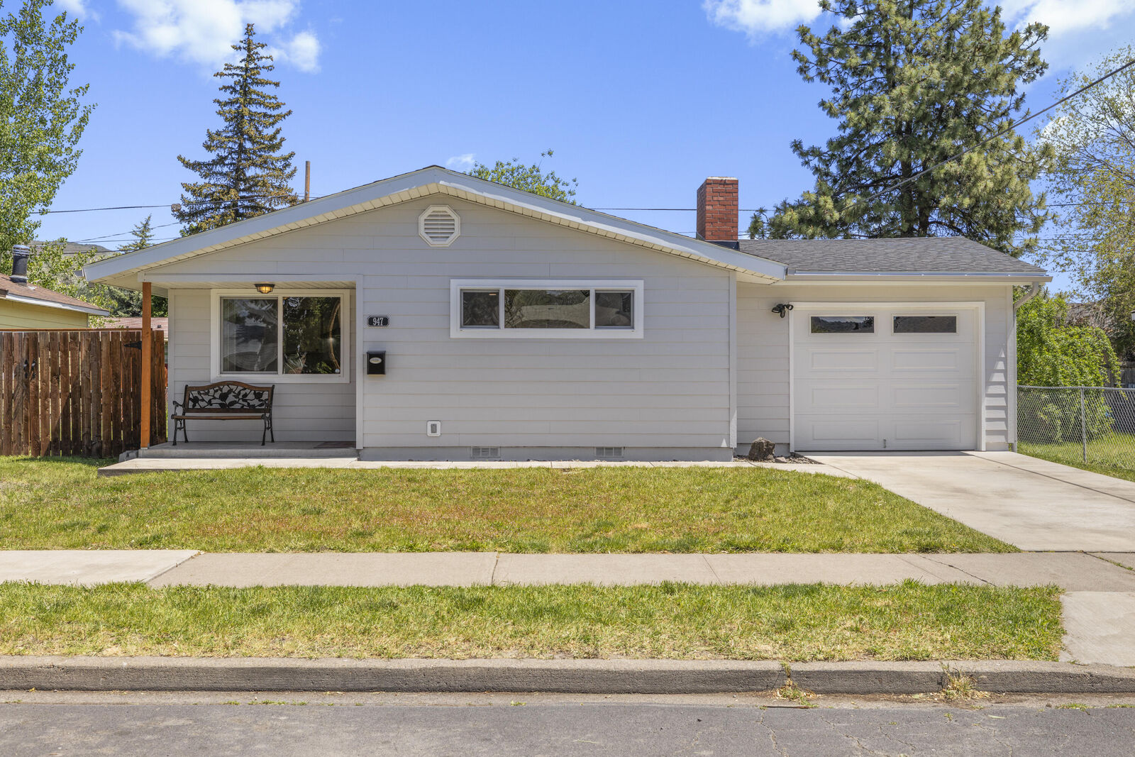 Property Photo: 947 Alandale Street OR 97603