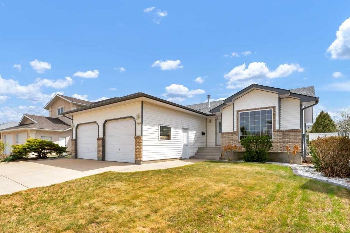 Property Photo:  208 Perry Crescent NE  AB T1C 1X3 