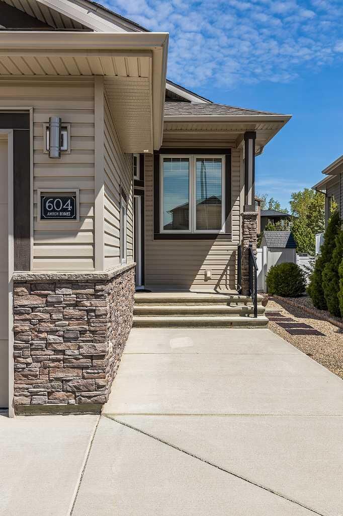 Property Photo:  604 Vista Drive SE  AB T1B 0N1 